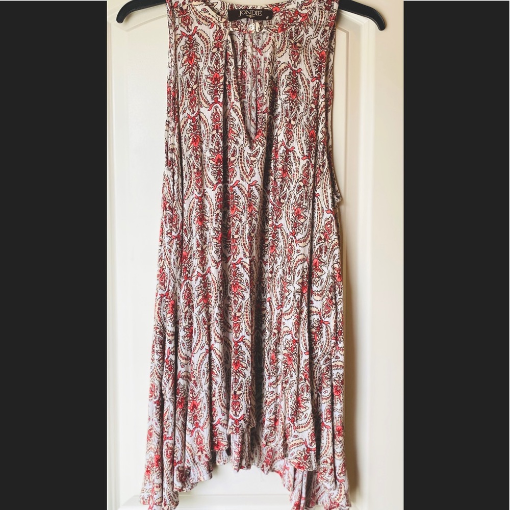 Jondie ~ Adorable sleeveless, flowy summer top. Super cute!